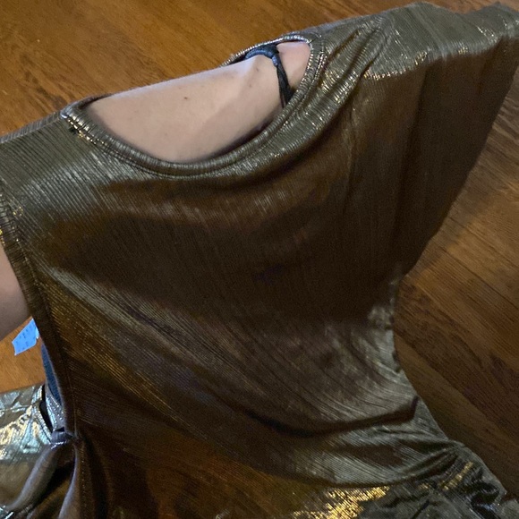 NWOT Venus SM Bronze Metallic Cold Shoulder Banded Bottom Short Sleeve Tunic - Picture 9 of 9